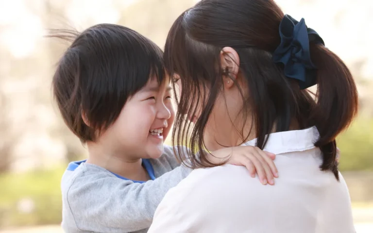 「ママはどこ？」——赤ちゃんから大人まで、止まらない“ママっ子”愛